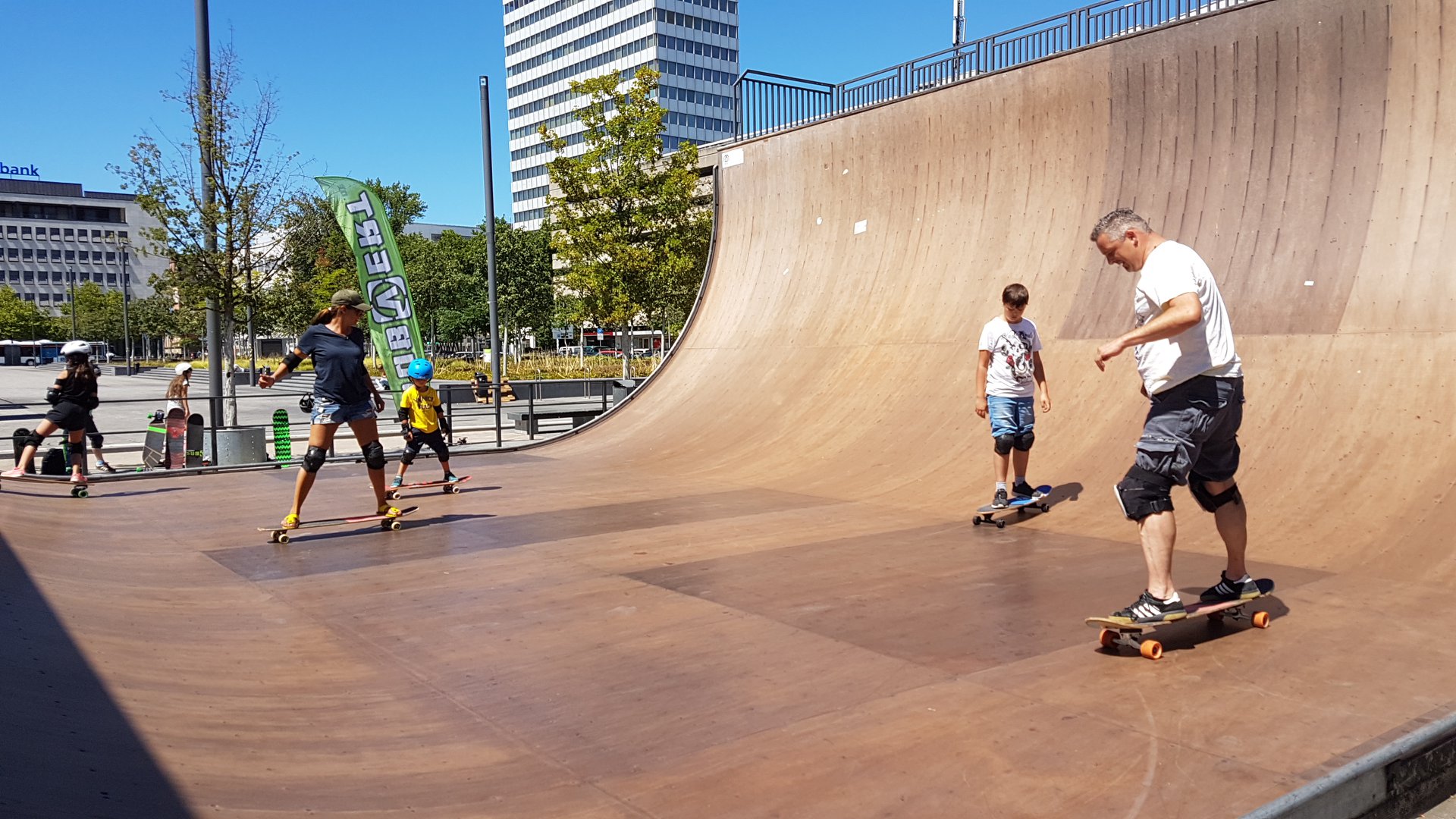 Am Halfpipe-Skaten haben auch die völlig ungeübten Eltern spontan großen Spass