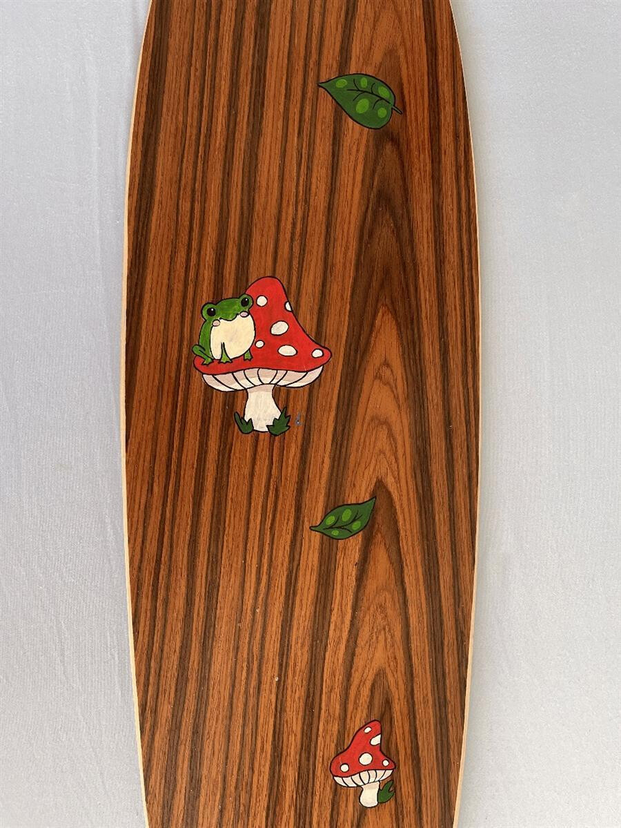 SkaReCo Deck Shape402 Kicktails K40 40"x9,75" WB26,75" Cherry handpainted Frosch auf Pilz