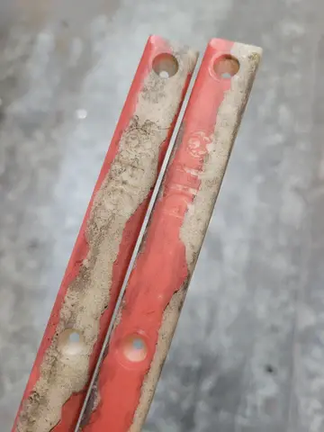Pig Rail - red curb
