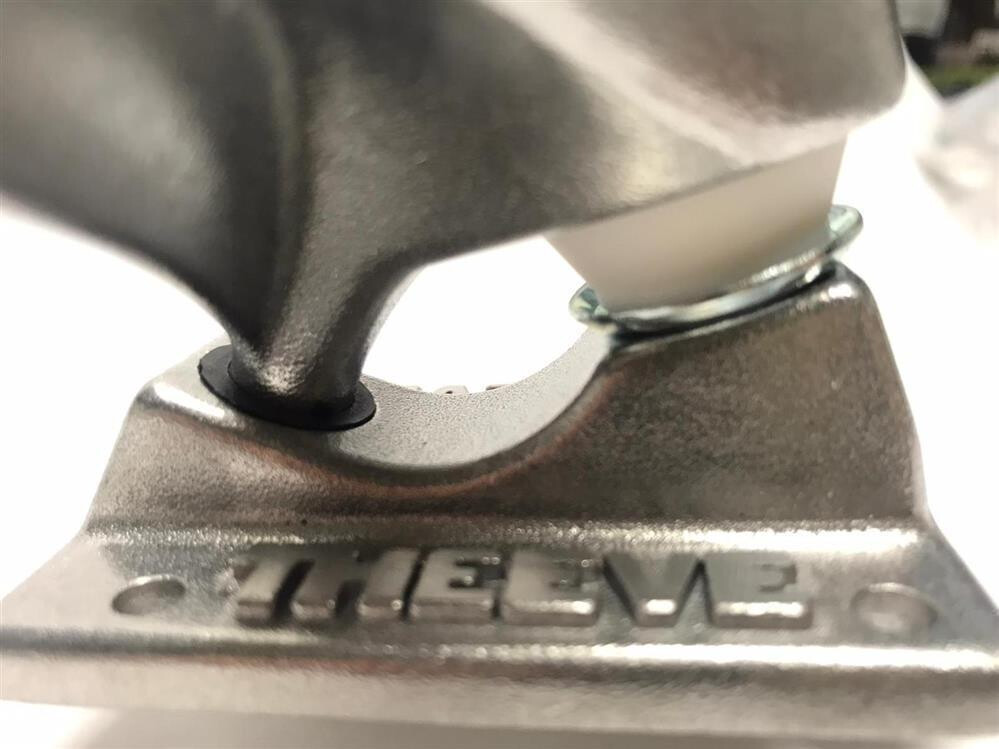THEEVE TRUCKS TiKING RAW 5,5